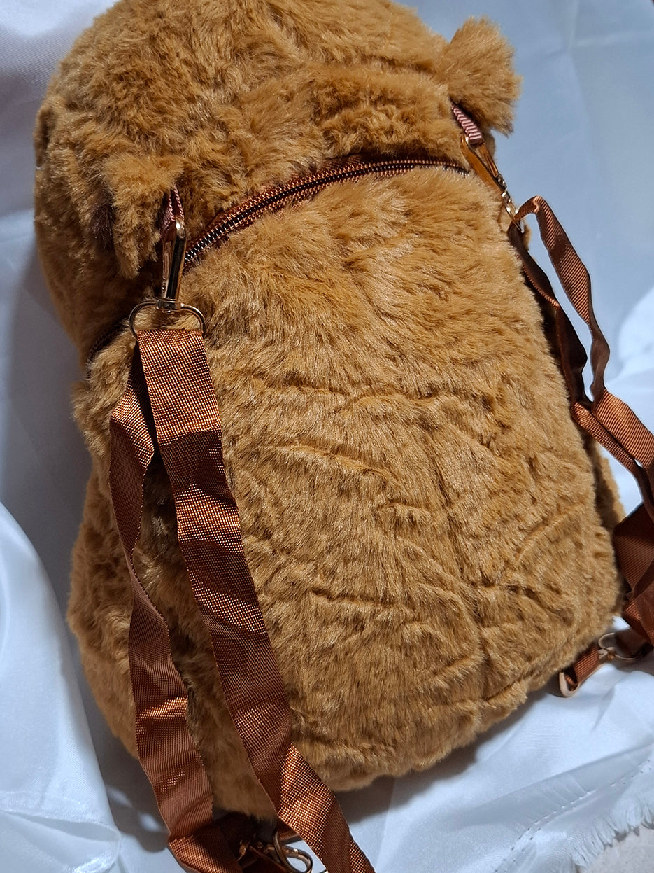 Mochila de peluche de Capibara comiendo una papa Wcdonalds