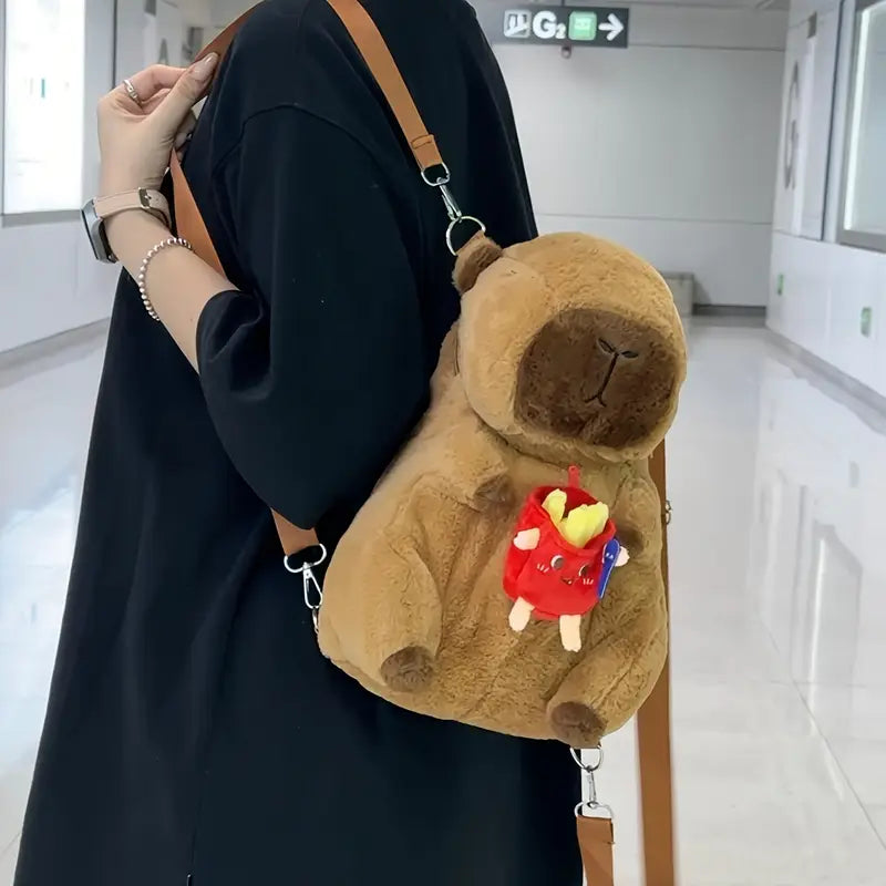 Mochila de peluche de Capibara con papas fritas felices
