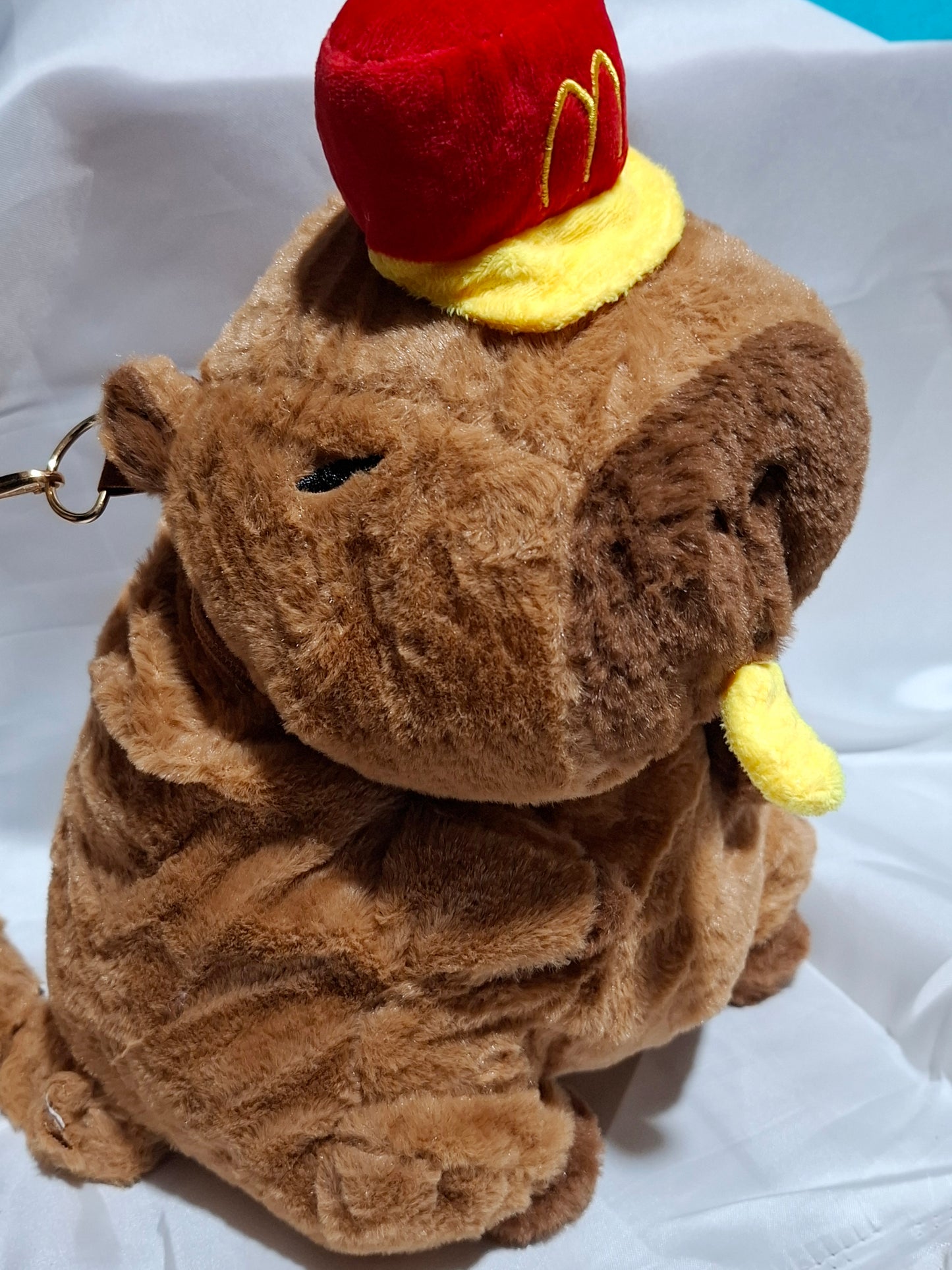 Mochila de peluche de Capibara Trabajando en Wcdonalds