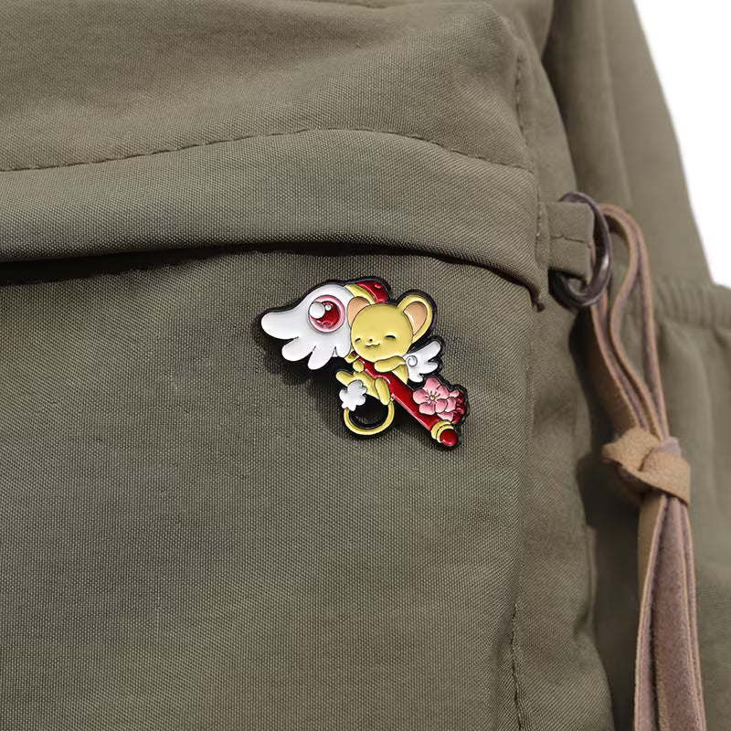 Pin Kero abrasando el bastón del sello - Sakura Card Captor