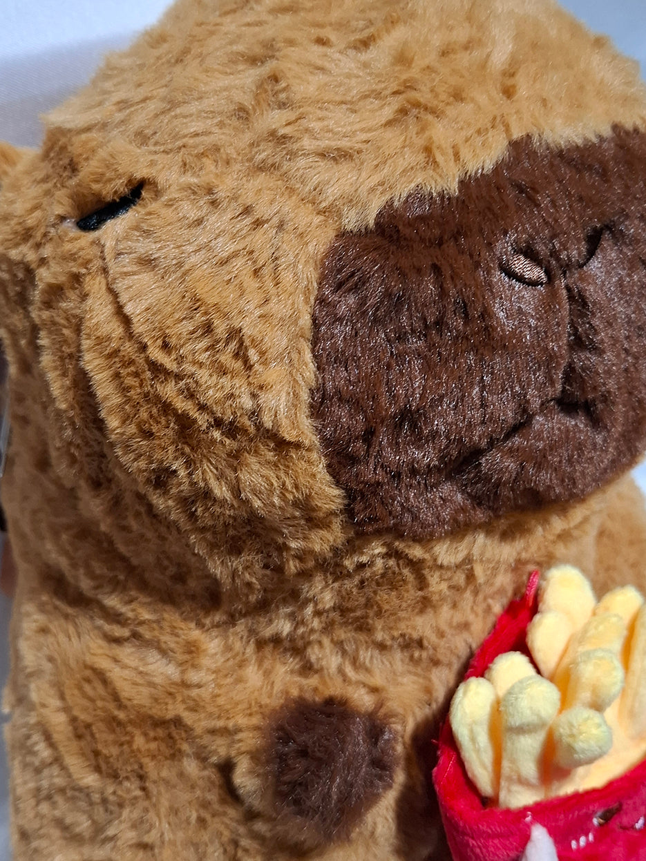 Mochila de peluche de Capibara con papas fritas felices