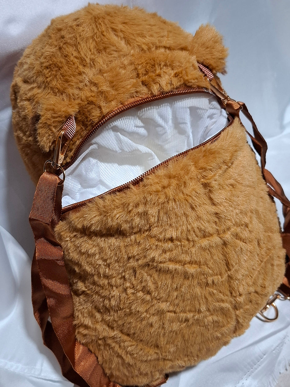 Mochila de peluche de Capibara con papas fritas felices