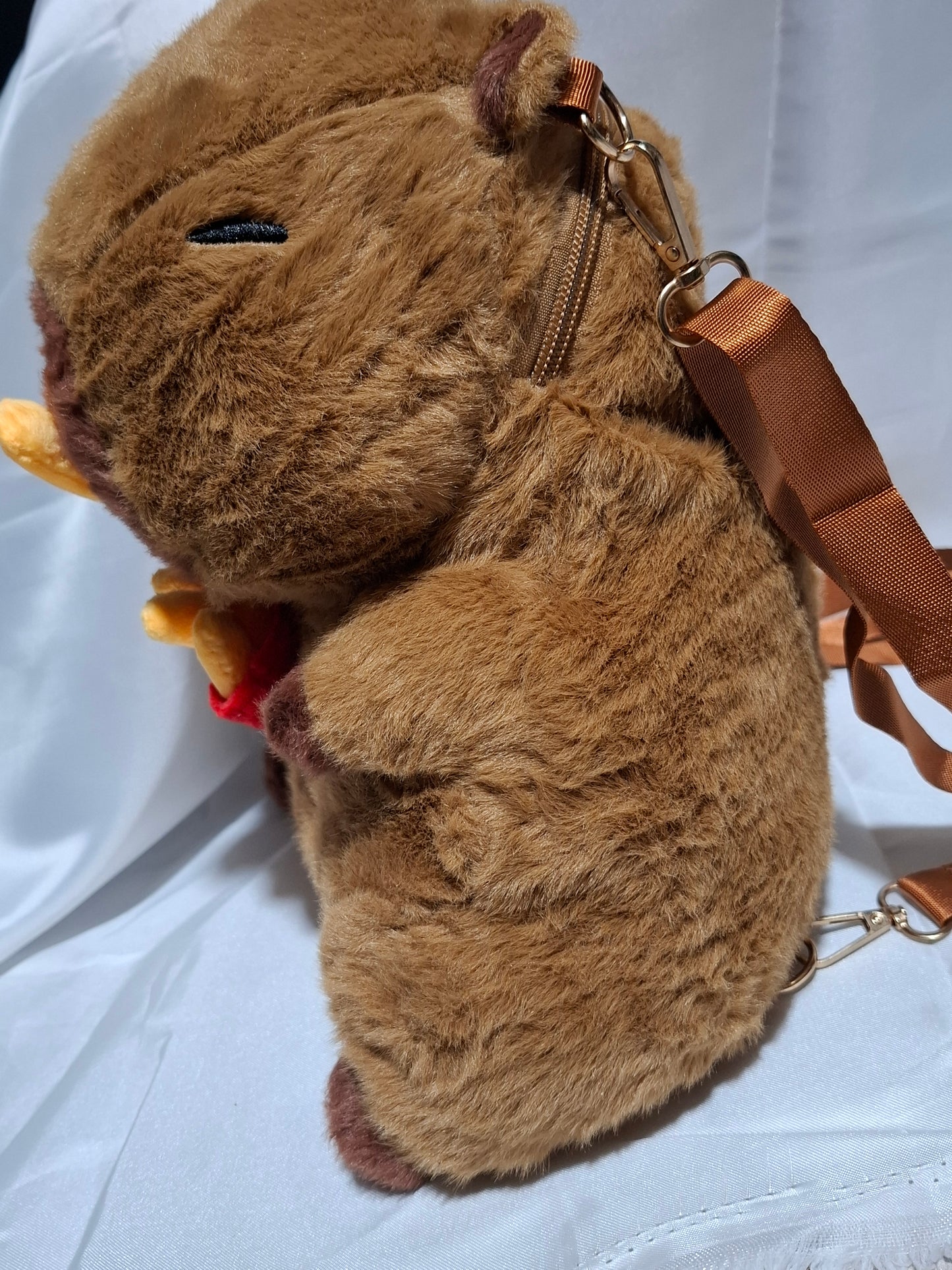 Mochila de peluche de Capibara comiendo una papa Wcdonalds