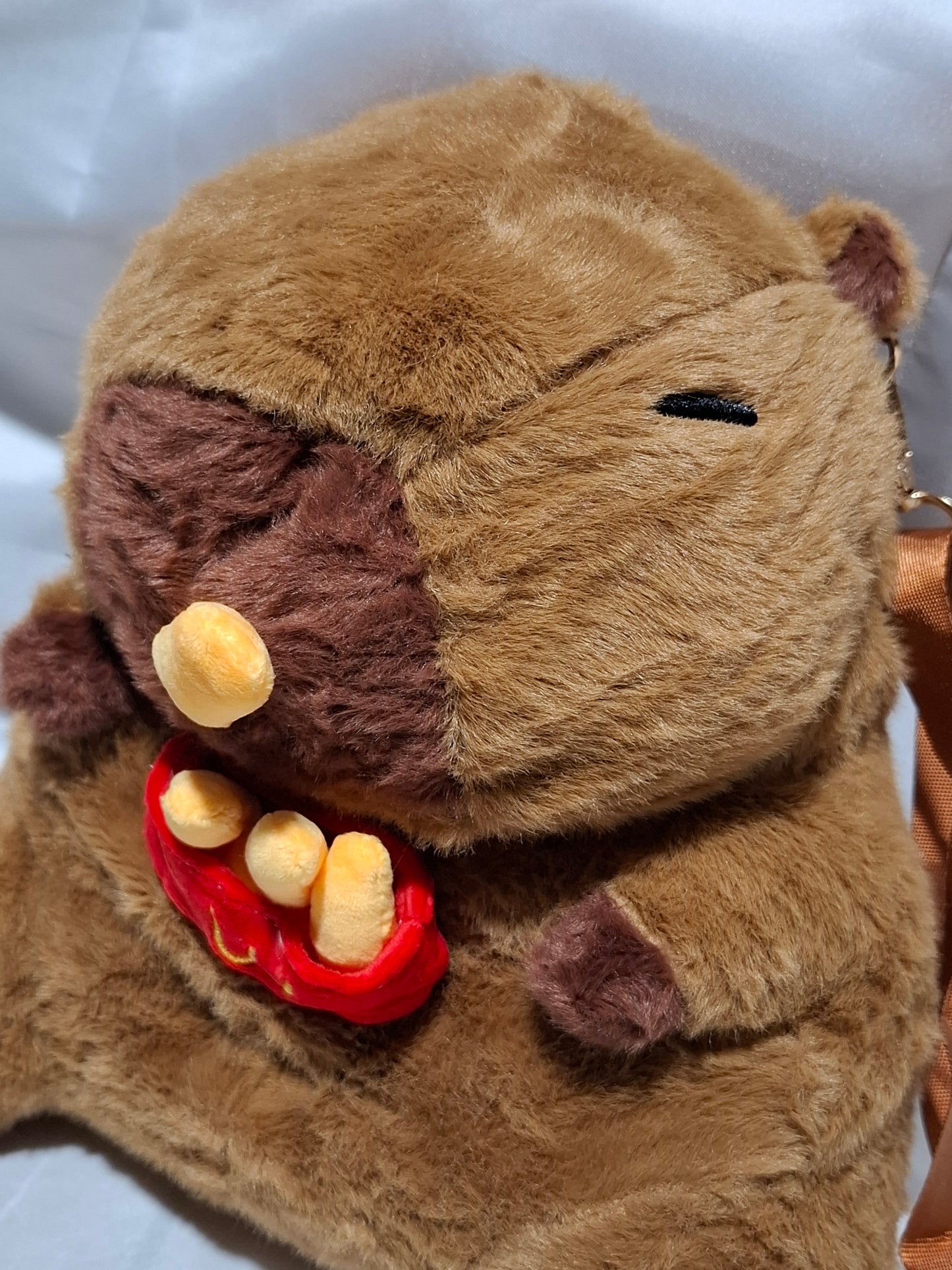 Mochila de peluche de Capibara comiendo una papa Wcdonalds