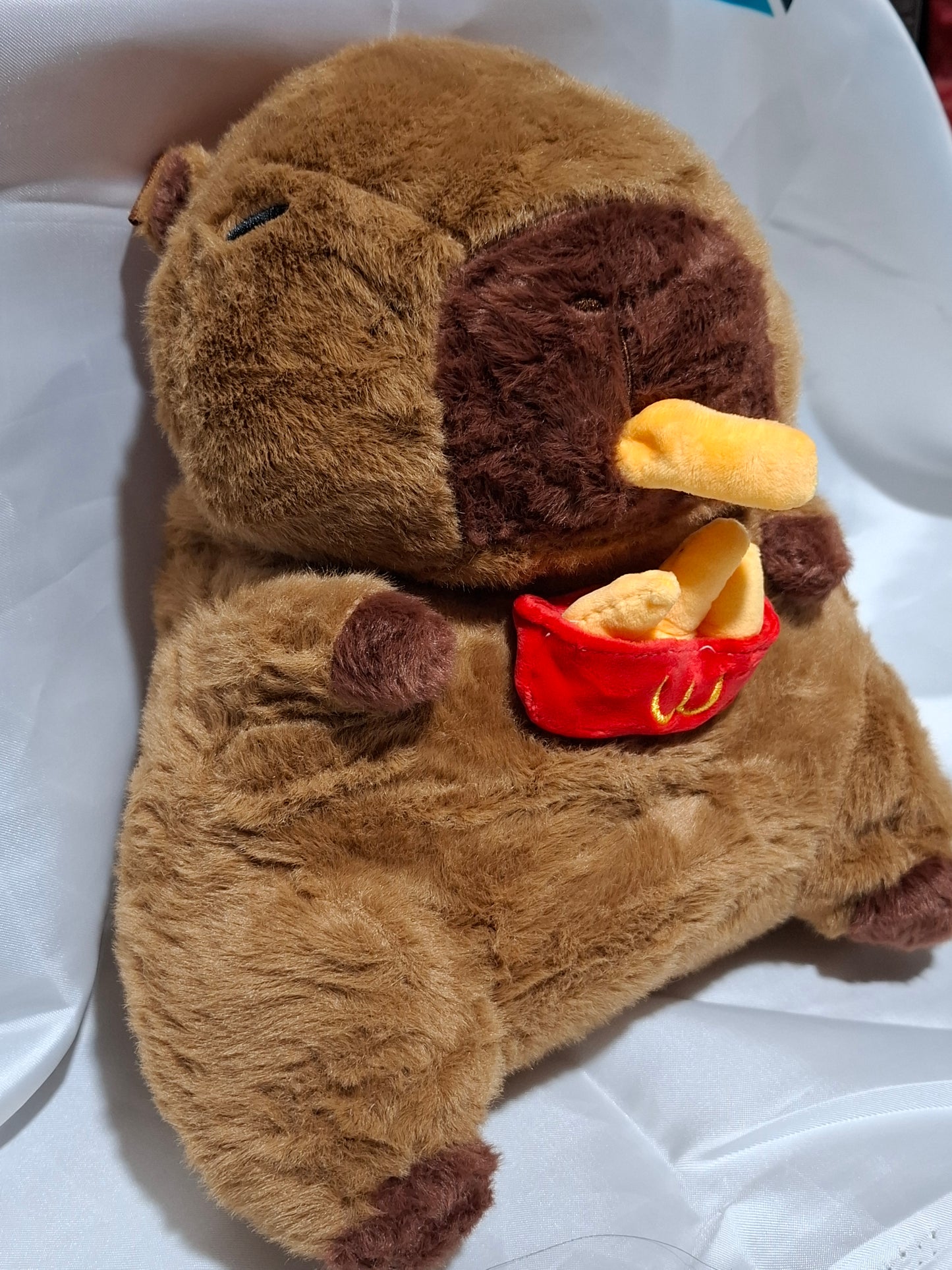 Mochila de peluche de Capibara comiendo una papa Wcdonalds