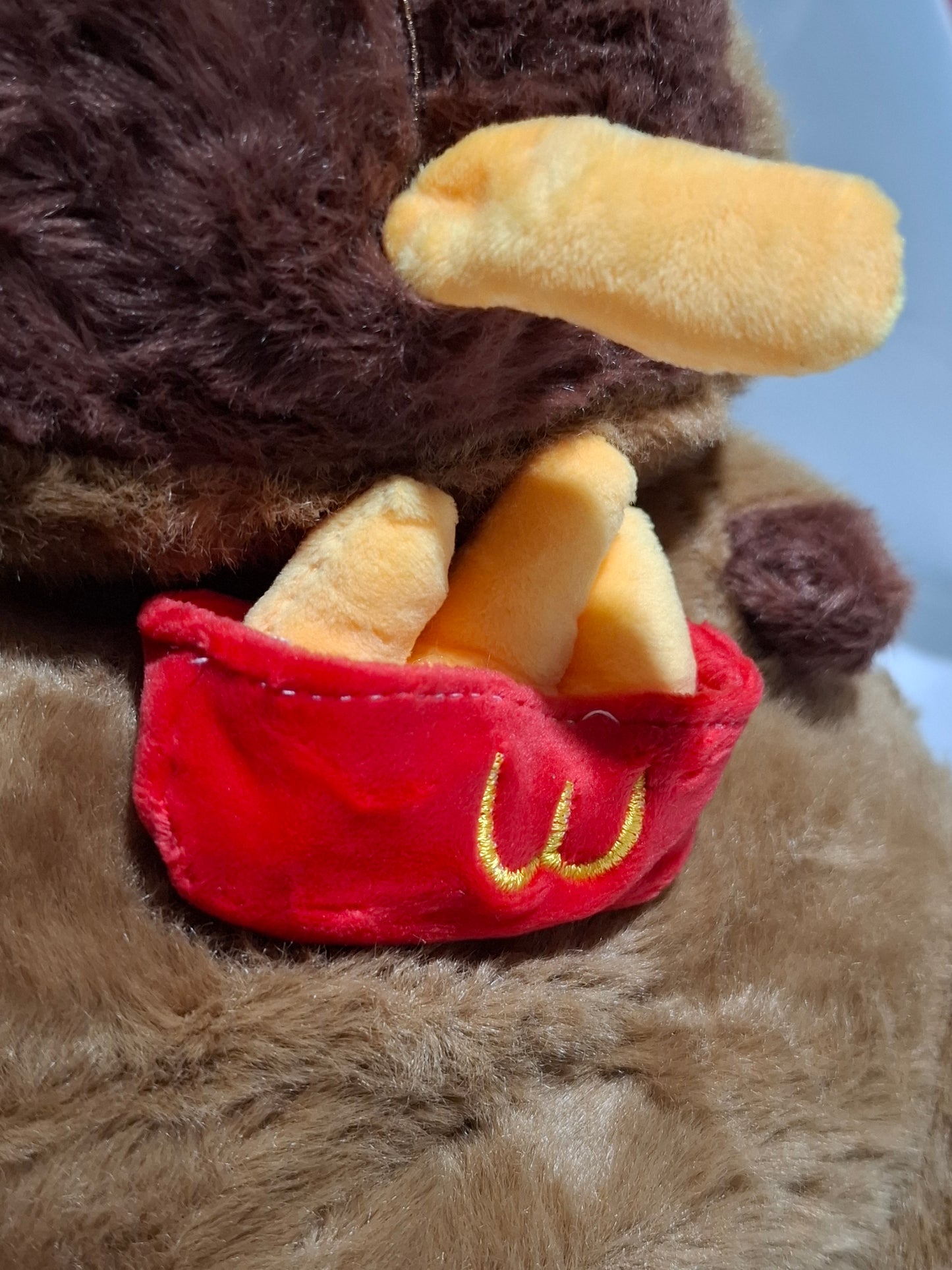 Mochila de peluche de Capibara comiendo una papa Wcdonalds