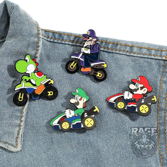 1x Pin Mario Kart (Elige tu personaje: Mario, Luigi, Waluigi o Yoshi)