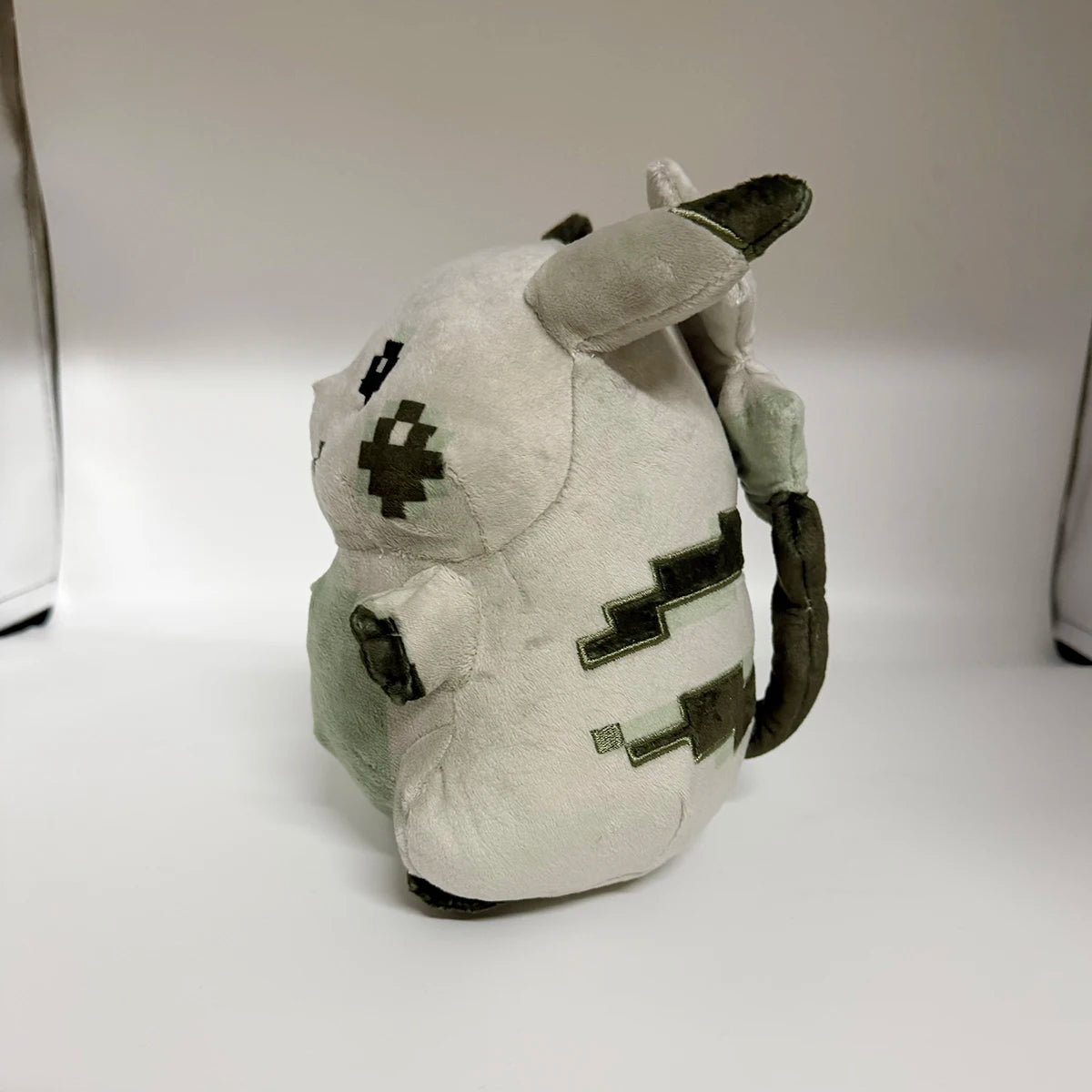 Peluche de Pikachu Pixel Game Boy Classic Pokemon 30 aniversario