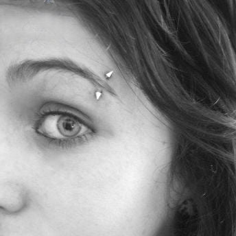 1x Piercing de púas para ceja plateado