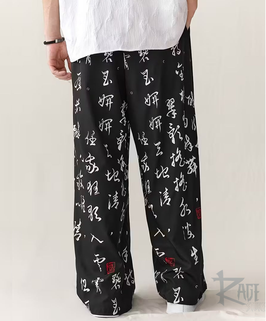 Pantalón casual holgado negro con caligrafía china antigua