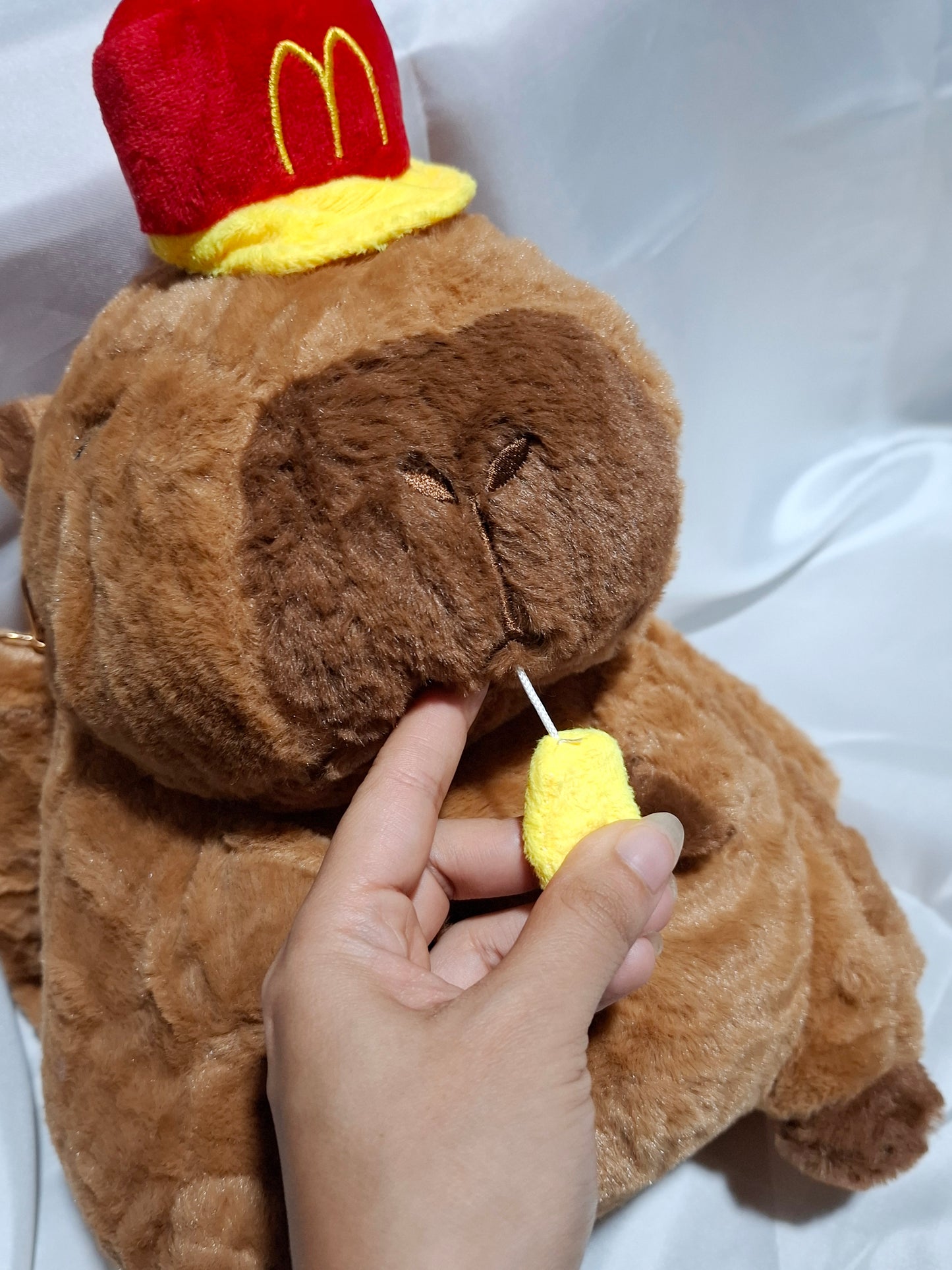 Mochila de peluche de Capibara Trabajando en Wcdonalds