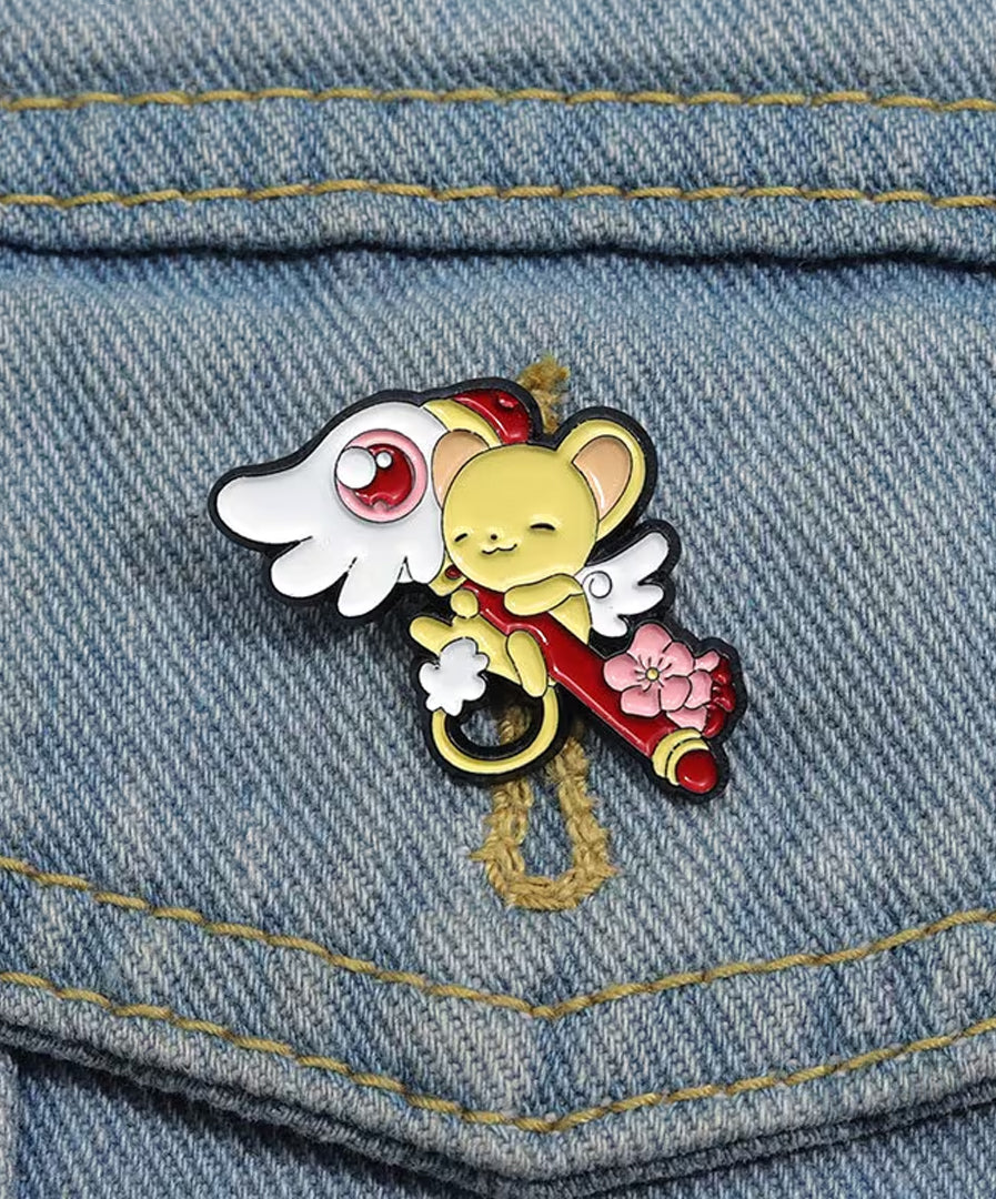 Pin Kero abrasando el bastón del sello - Sakura Card Captor